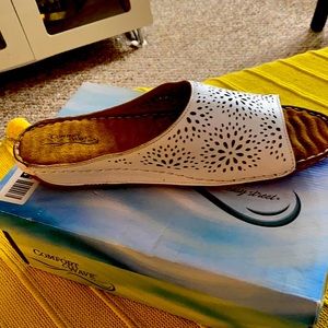 Beautiful and confortable cream color sandals